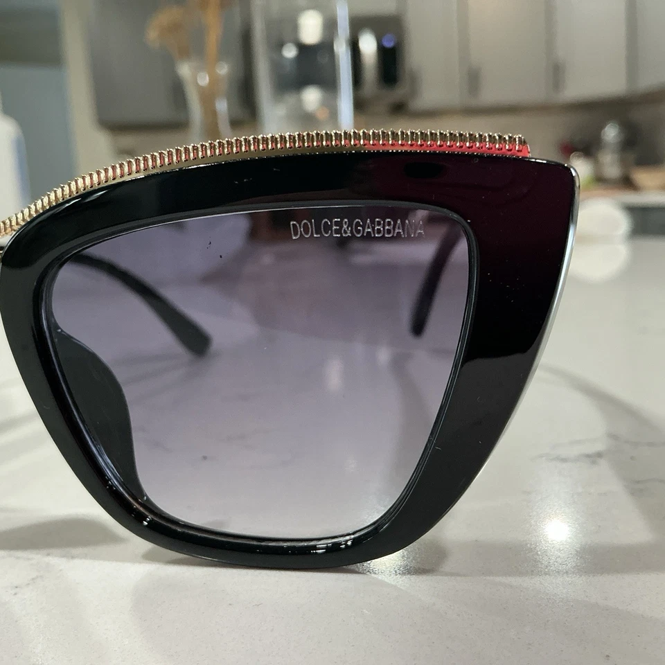 Gafas de sol negras Dolce Gabana ojo de gato con detalles dorados y logotipo hechas en Italia Foto 4 de 4