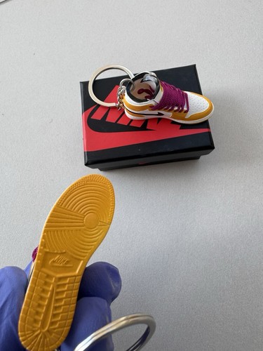 Nike Air Jordan Sneaker 3D mini Key ring Gift Set Yellow BRAND NEW WITH BOX💙 - Foto 6 di 6