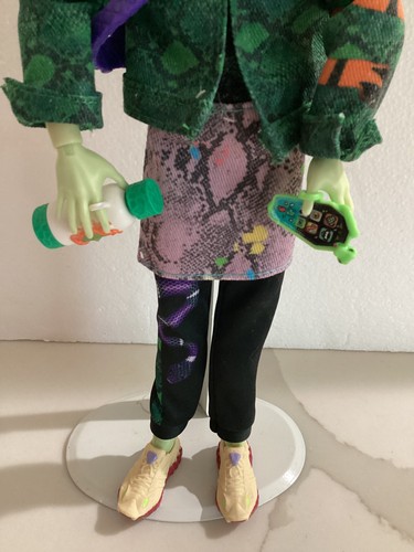 Monster High DEUCE GORGON Doll with Accessories 2022 G3 Exclusive - Picture 3 of 6