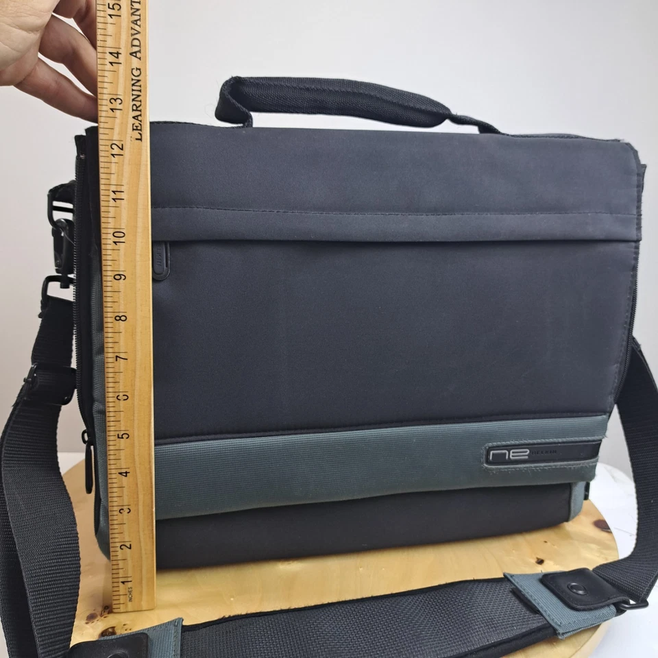 Bolso para PC portátil Belkin NE con acolchado grueso varios compartimentos Foto 3 de 4