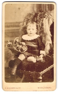 Fotografie R.W. Gibbs & Co., Middlesboro, Wilson Street 20, Kind mit Blumenkorb 