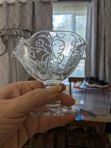 Set 4 VTG Pressed Glass Footed Ruffled Filigree Lace Heart Dessert Dishes - Picture 2 of 13