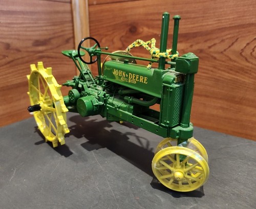 ERTL JOHN DEERE MODELL A TRAKTOR PRÄZISIONSKLASSIKER 1:16 MIT GEDENKMÜNZE - Bild 7 von 21