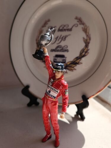 1/18 MODELLI IN VERA SCALA TSM11AC23 FIGURINA DI AYRTON SENNA CON TROFEO - Foto 3 di 11