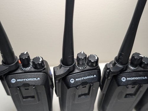 Motorola XPR 6550 UHF 403-470 MHz AAH55QDH9LA1AN Two Way Radios w/ Battery - (5) - Zdjęcie 8 z 24