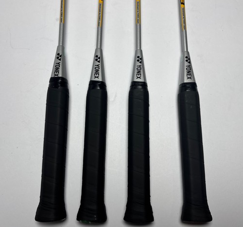 Set di 4 - Racchette da badminton Yonex GR-303 con asta in acciaio e custodia usate in ottime condizioni - Foto 3 di 6