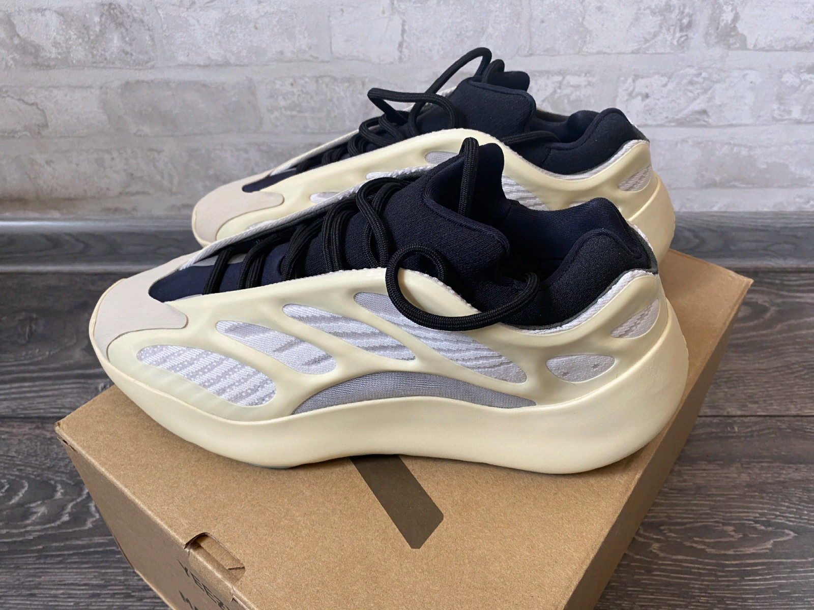 adidas yeezy boost 700 v3