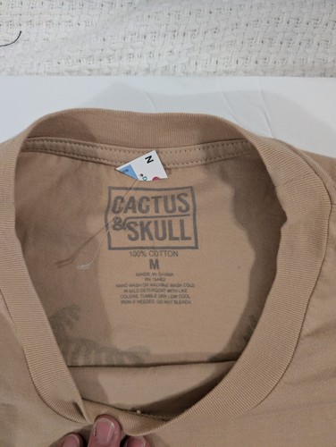 Men's Cactus & Skull Khaki Skeleton On Vacation T-shirt Size M - Picture 3 of 4