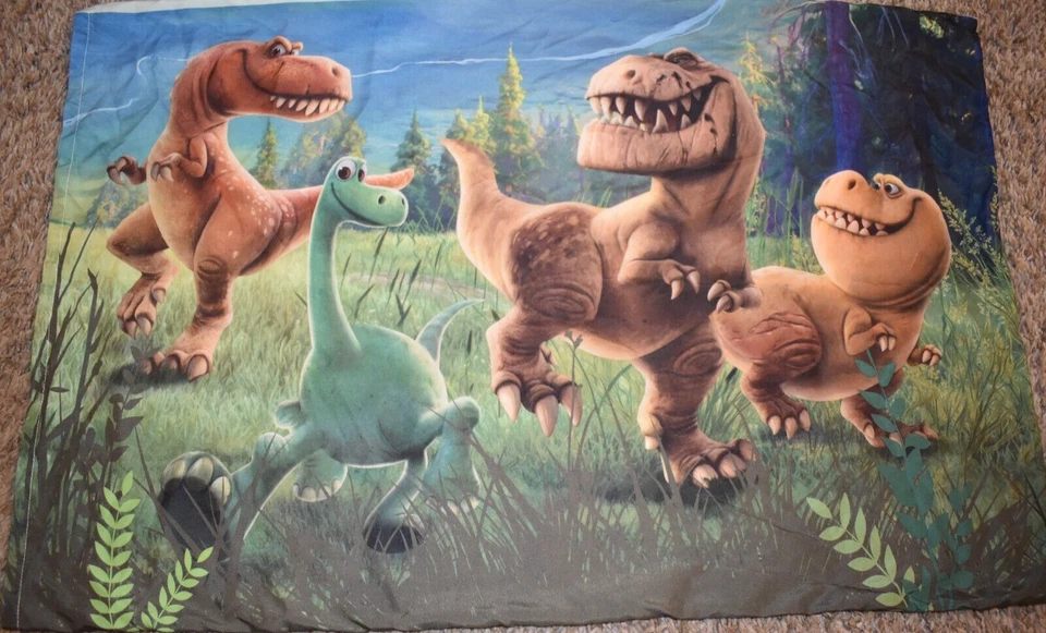 K6!WOW! Disney EL BUEN DINOSAURIO Funda de Almohada Reversible de Microfibra (Tela) Foto 2 de 2