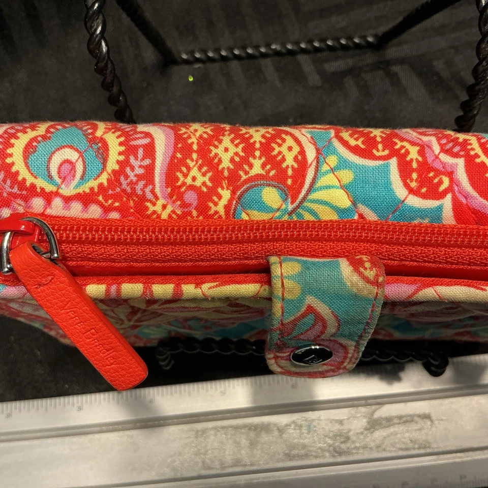 Cartera para mujer Vera Bradley con estampado de cachemira rosa naranja y verde azulado Foto 4 de 4