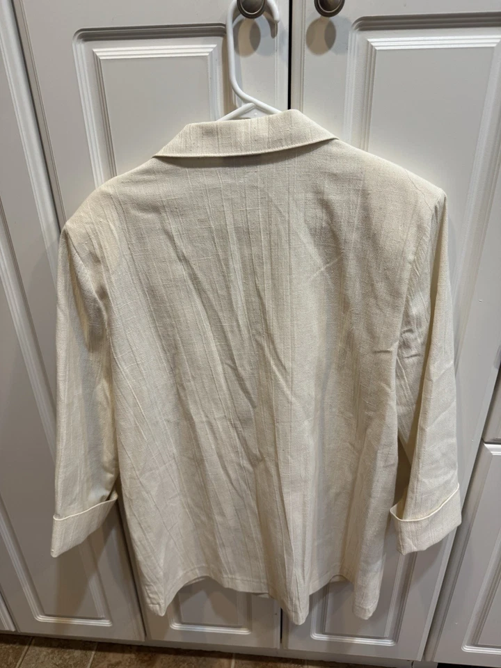 Blazer de colección Cape Cod ropa deportiva para mujer con hombreras, crema, talla 14 Foto 2 de 4