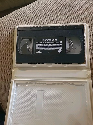 The Wizard of Oz VHS 1939 Digitally Remastered Judy Garland Special Features - Picture 4 of 4