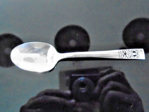 VINTAGE COMMUNITY PLATE HAMPTON COURT CUTLERY TEA SPOON 5 1/4" 13CM - Picture 1 of 6