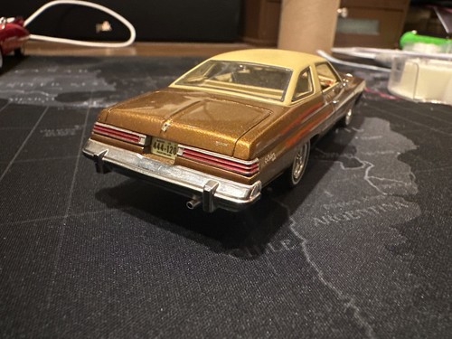 Buick LeSabre HT Coupe 1974 Brown Met Beige 1:43 Neo NEO44120 - Picture 2 of 3