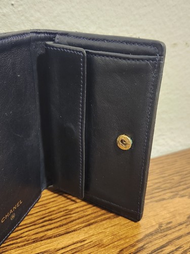 Cartera plegable vintage auténtica CHANEL piel de becerro negra cosida moneda compacta - Imagen 14 de 22