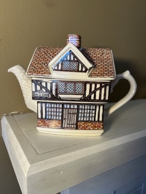 Wellington SADLER Teapot Themed ''The Rose & Crown'' Tudor Country Inn England EX