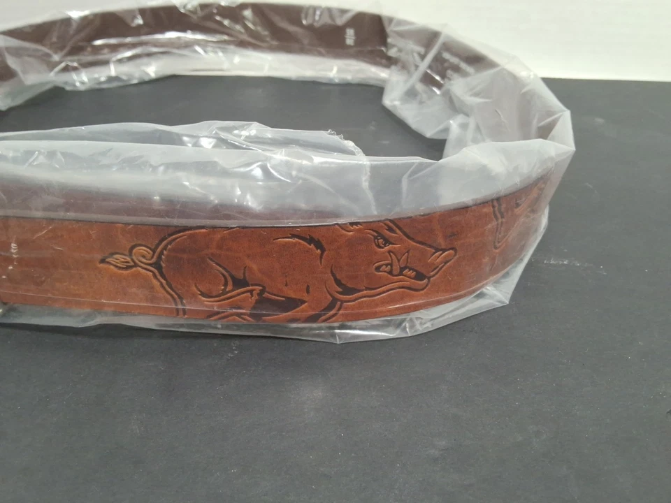 NUEVO - Cinturón de cuero universitario talla 38 Arkansas Razorbacks - marrón Foto 3 de 4