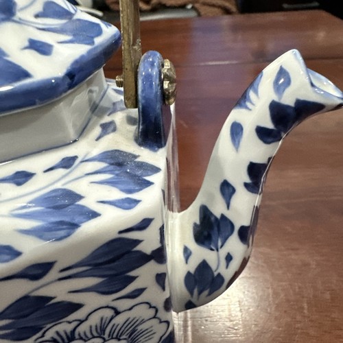 Brocca unica in ceramica blu e bianca con manico in metallo 6" - Foto 4 di 8