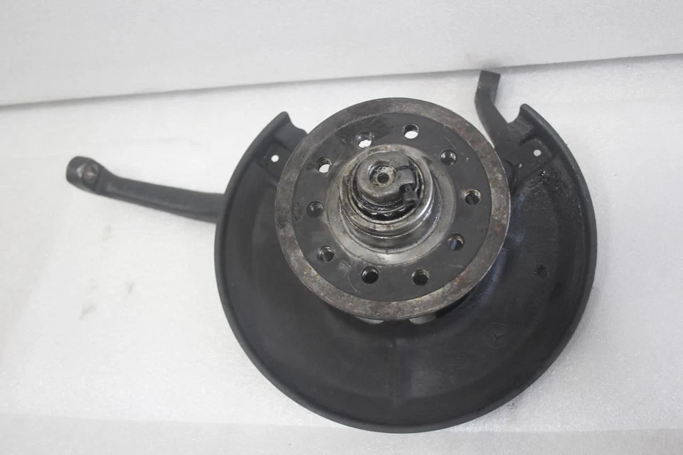 1983 MERCEDES 300SD W126 LEFT DRIVER SIDE FRONT SPINDLE KNUCKLE HUB - Image 2 of 4