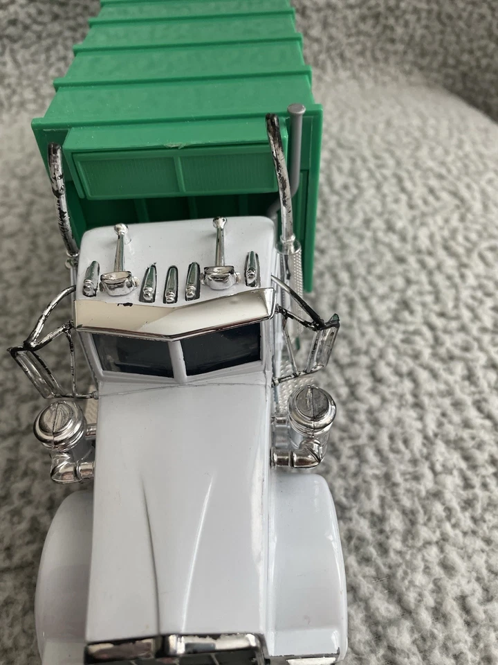 1/32 New Ray Kenworth W900 White & Green Garbage Truck Collectible Toy - Image 4 of 4