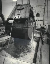 1975 Press Photo Terminal bucket unloads sugar on Mississippi River Gulf Outlet