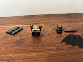 Lego DC Super Heroes Minifig Batman Utility Belt, Head Type 2, & Batarang 70904