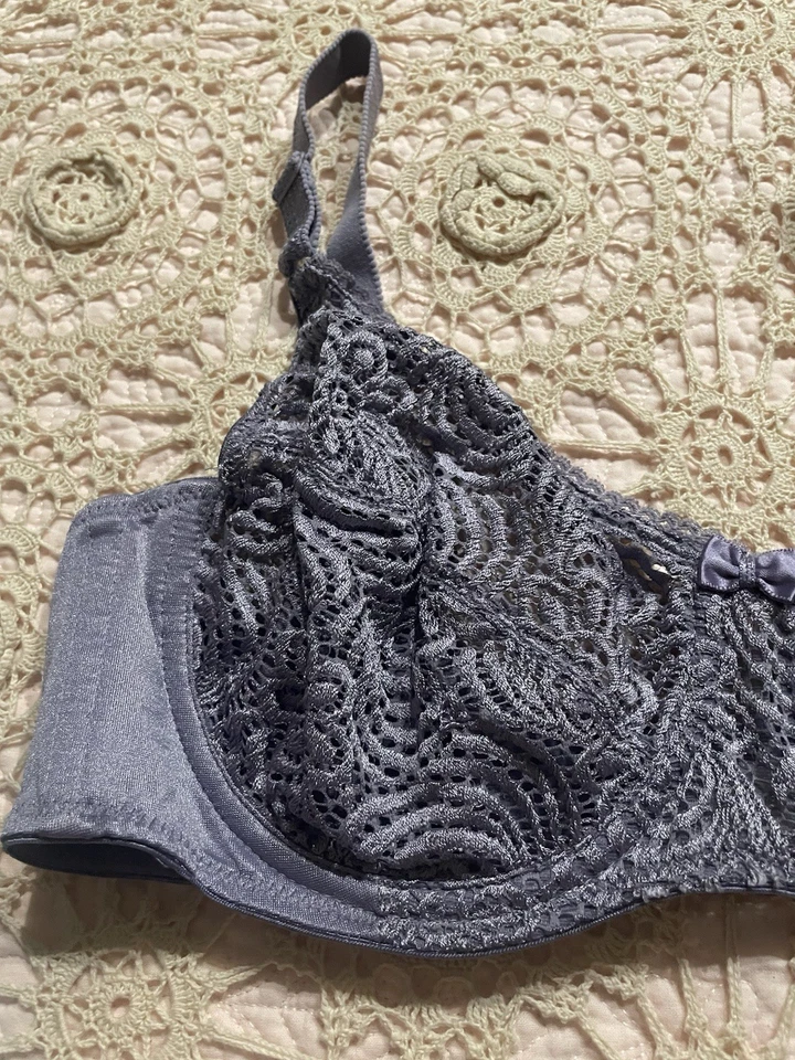 Sutiã Oscar de la Renta novo com etiquetas lavanda renda sem enchimento, 38C feito na República Dominicana - Imagem 2 de 4