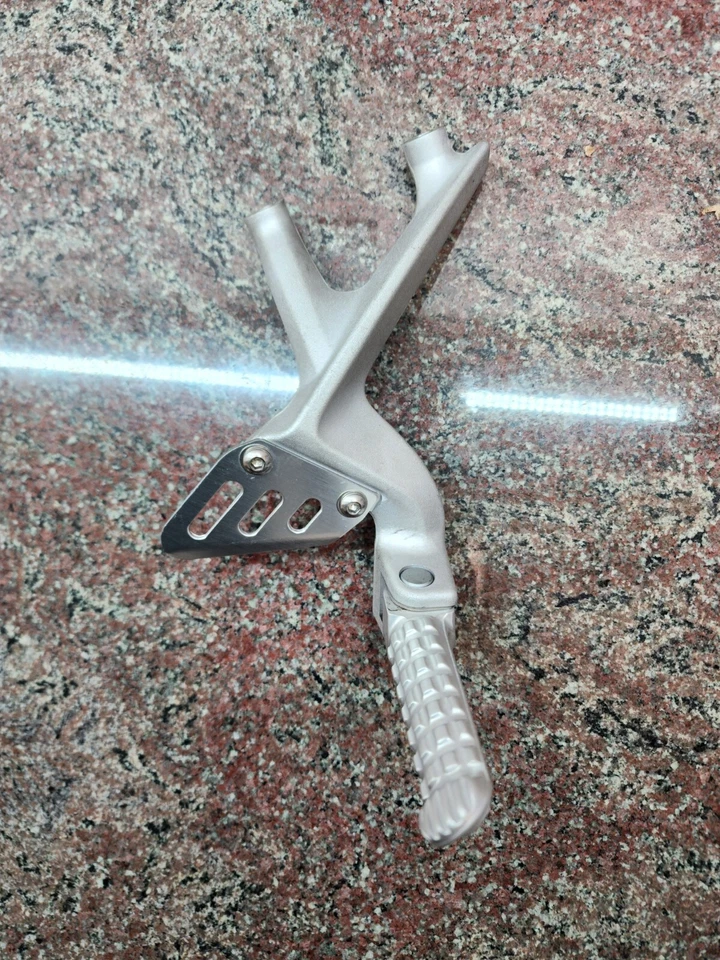 Soporte reposapiés trasero derecho Aprilia RSV4 Tuono 1100 2021-2024 OEM 893994 Foto 2 de 4