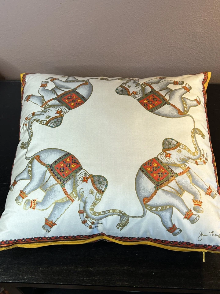 Almohada de elefante tailandés de seda Jim Thompson Foto 2 de 4