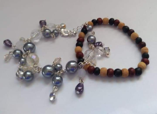 A mixed lot of two bracelets one grey&white beads and the 2nd small wooden beads - Picture 2 of 4