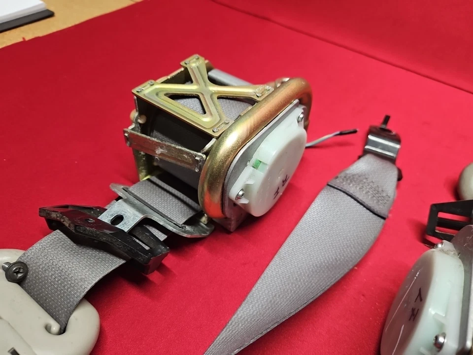 2004 - 2009 Dodge Durango - Conjunto de retrator de cinto de segurança dianteiro esquerdo/direito - Cinza - Imagem 3 de 4