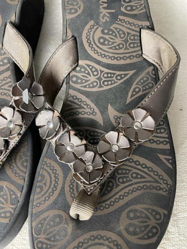 Infradito Clarks in pelle marrone/pewter floreale taglia 7 usate in ottime condizioni - Foto 4 di 6