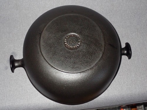 Horno holandés de hierro fundido Le Creuset vintage raro sin esmaltar 26 recién sazonado 10" - Imagen 6 de 7