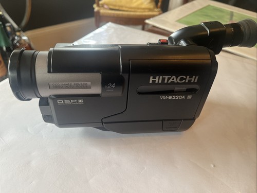 Hitachi VM-E220A 8mm Camcorder Video8 - AC Adapter And Bag