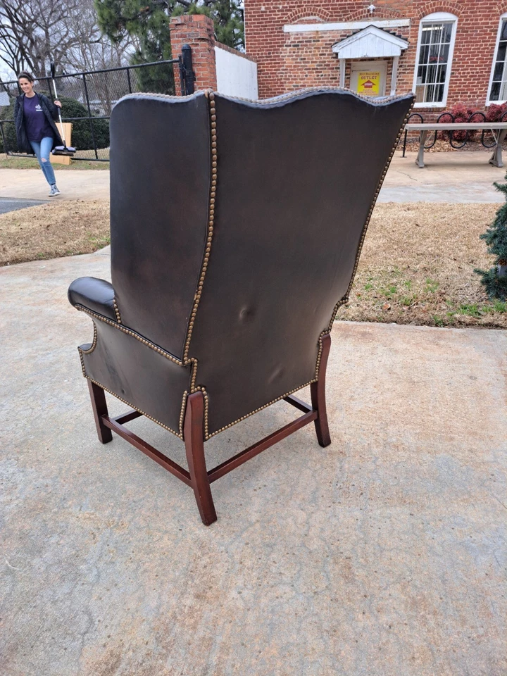  Silla inglesa de cuero con respaldo alado 20thc  Foto 4 de 4
