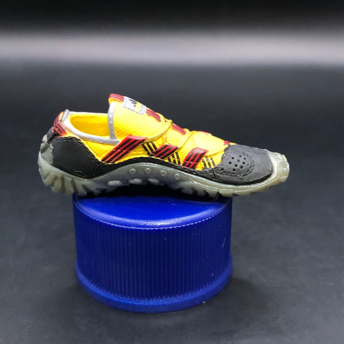 adidasスニーカーフィギュア×ペプシ 28 PRO MODEL red PEPSI adidas sneakers mini figure bottle