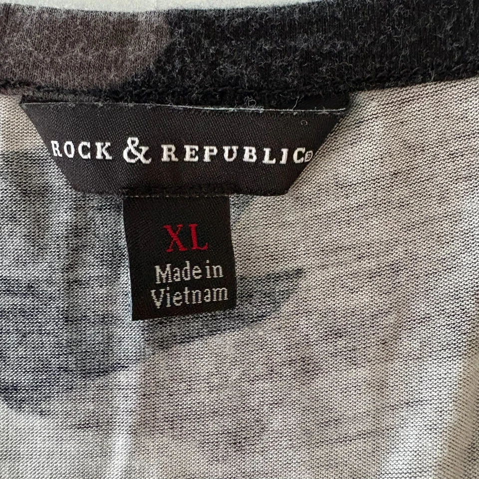 Camiseta feminina Rock & Republic XL ombro frio cinza preta estampa camuflada - Imagem 2 de 4