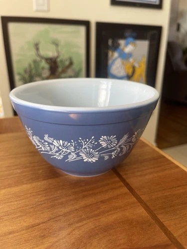 VINTAGE PYREX COLONIAL MIST #401 MIXING BOWL 750ml in BLUE & WHITE with DAISIES