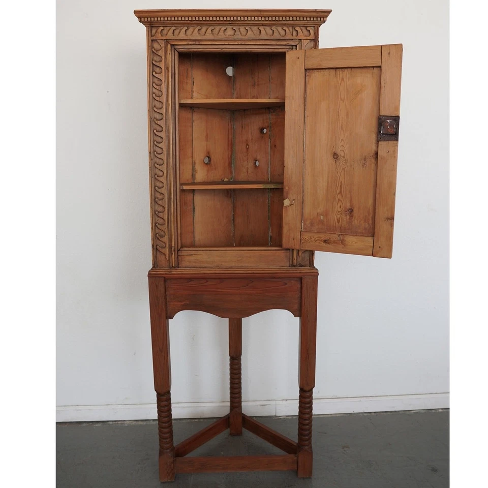 Antique Pine Corner Cabinet - Original Price $2,700 Foto 3 de 4