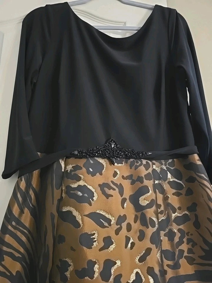 MOB/MOG, divertido, único, atrevido vestido negro con estampado animal Foto 4 de 4