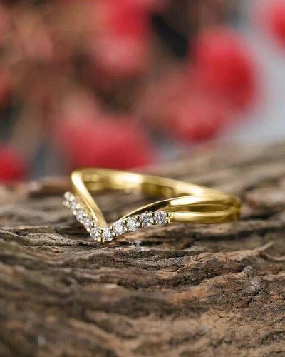 Anello Fede Nuziale Chevron Diamante Creato in Laboratorio Tondo 0,30 Ct Oro Giallo 14k Over - Foto 2 di 4