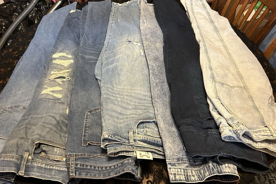 Mixed Brands  Denim Jeans Size 18 Lot of 7. Jeans And 1 Workout Pants &sportsbra - Image 3 of 4