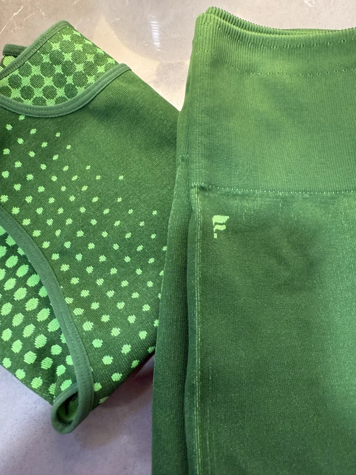 Conjunto de sujetador y leggings deportivos FABLETICS para mujer lunares verde entrenamiento yoga Foto 3 de 4