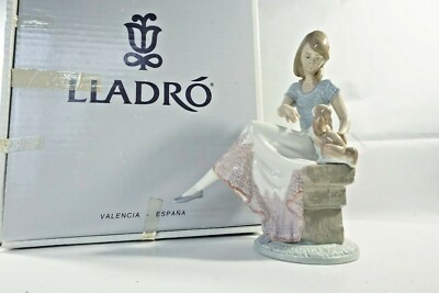 LLADRO Figurine 7612 Picture Perfect, Girl w/ Puppy, in Box