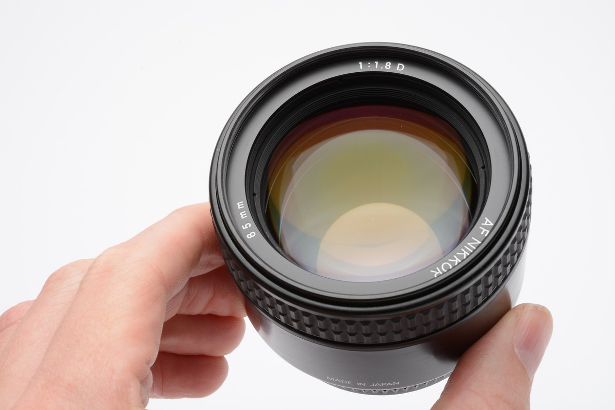 Nikon AF Nikkor 85mm F1.8D portrait lens, caps, clean and sharp