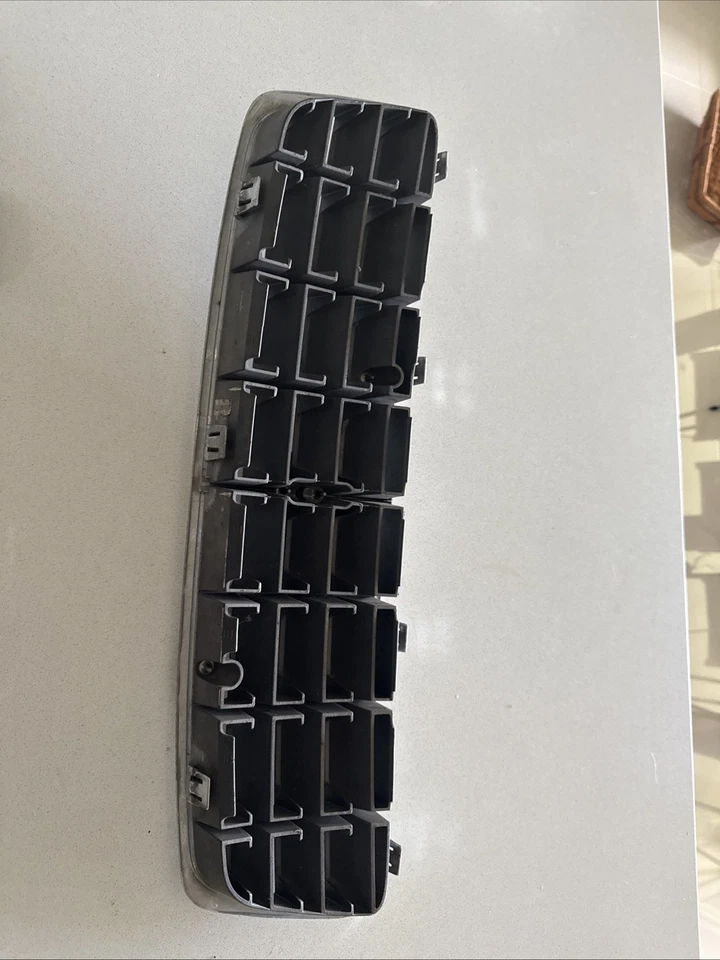 Volvo V70 XC70 2000-2007 Grille Genuine - image 2 of 2
