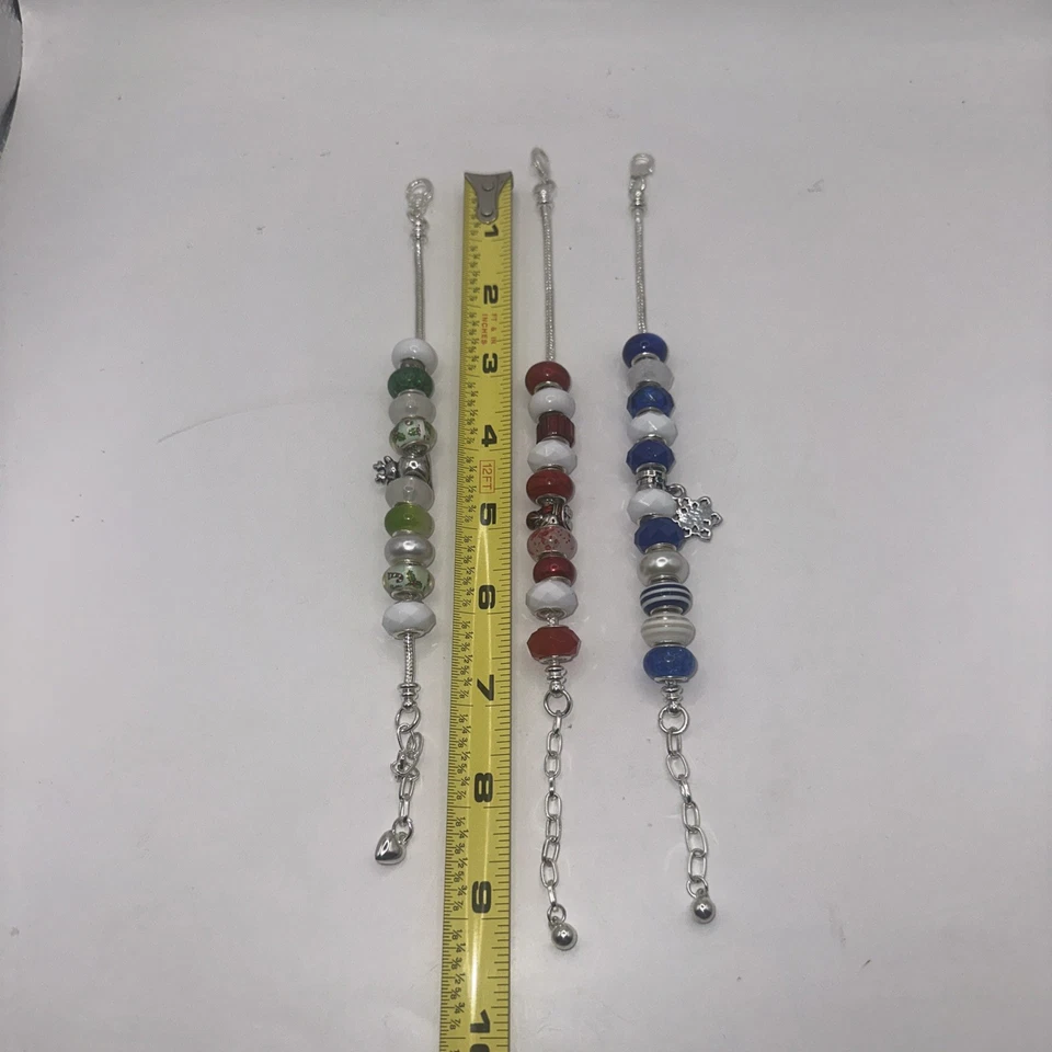 Lote de 3 pulseras con cuentas broches de langosta en tono plateado; azul, rojo y verde Foto 2 de 4