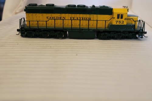 HO Scale Atlas, SD35 Diesel Locomotive, Golden Feather, Green & Yellow #752 - Picture 4 of 6