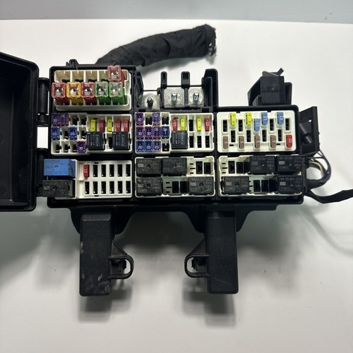 2015 Ford Mustang Engine Fuse Box Relay Box OEM - Picture 12 of 16