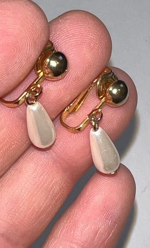 Vintage Gold Tone Faux Pearl Clip on Earrings 3/4" Long - Picture 2 of 5